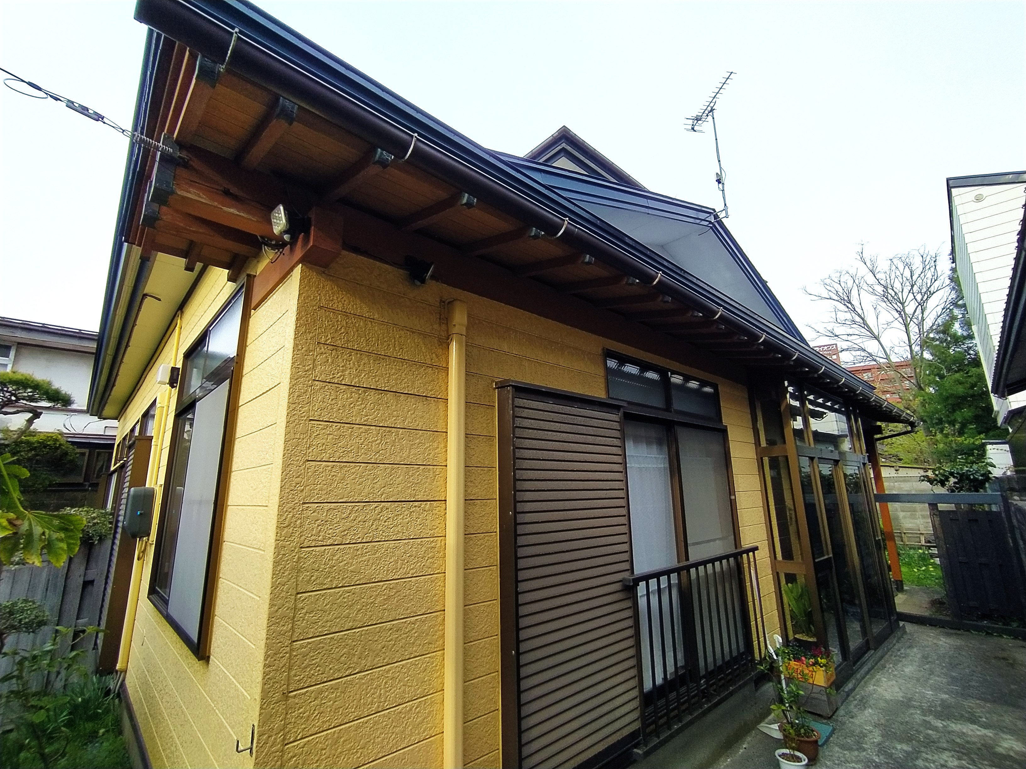 屋根の塗装工事完工（秋田市保戸野）