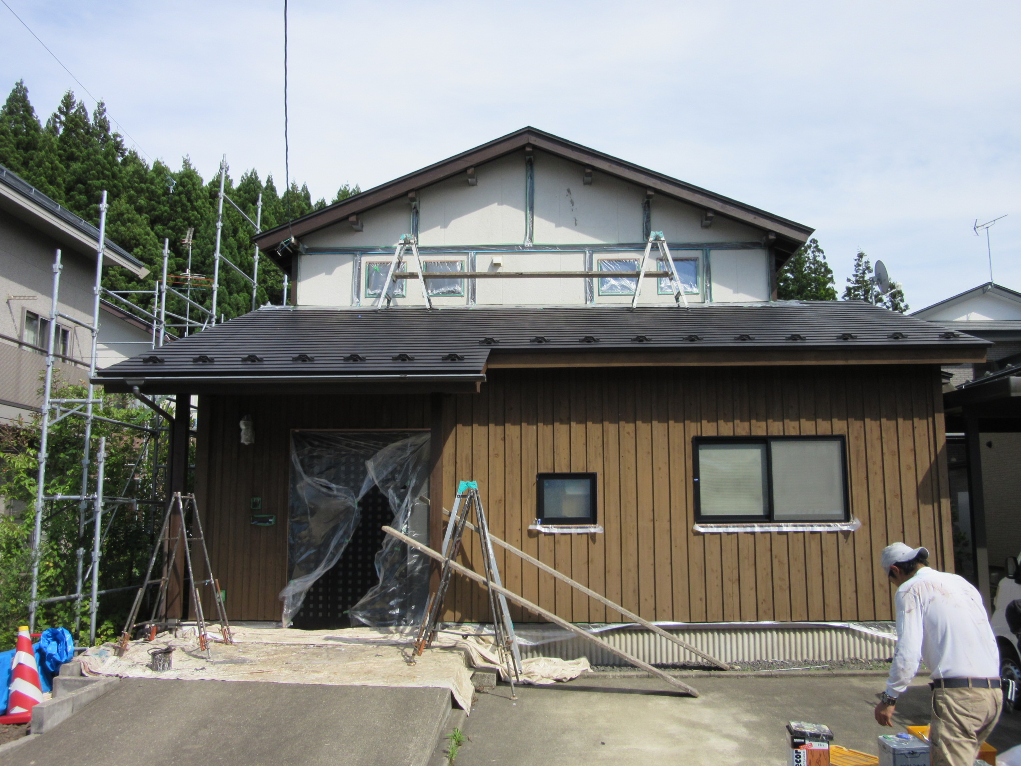 外壁屋根の塗装工事施工中（秋田市河辺）