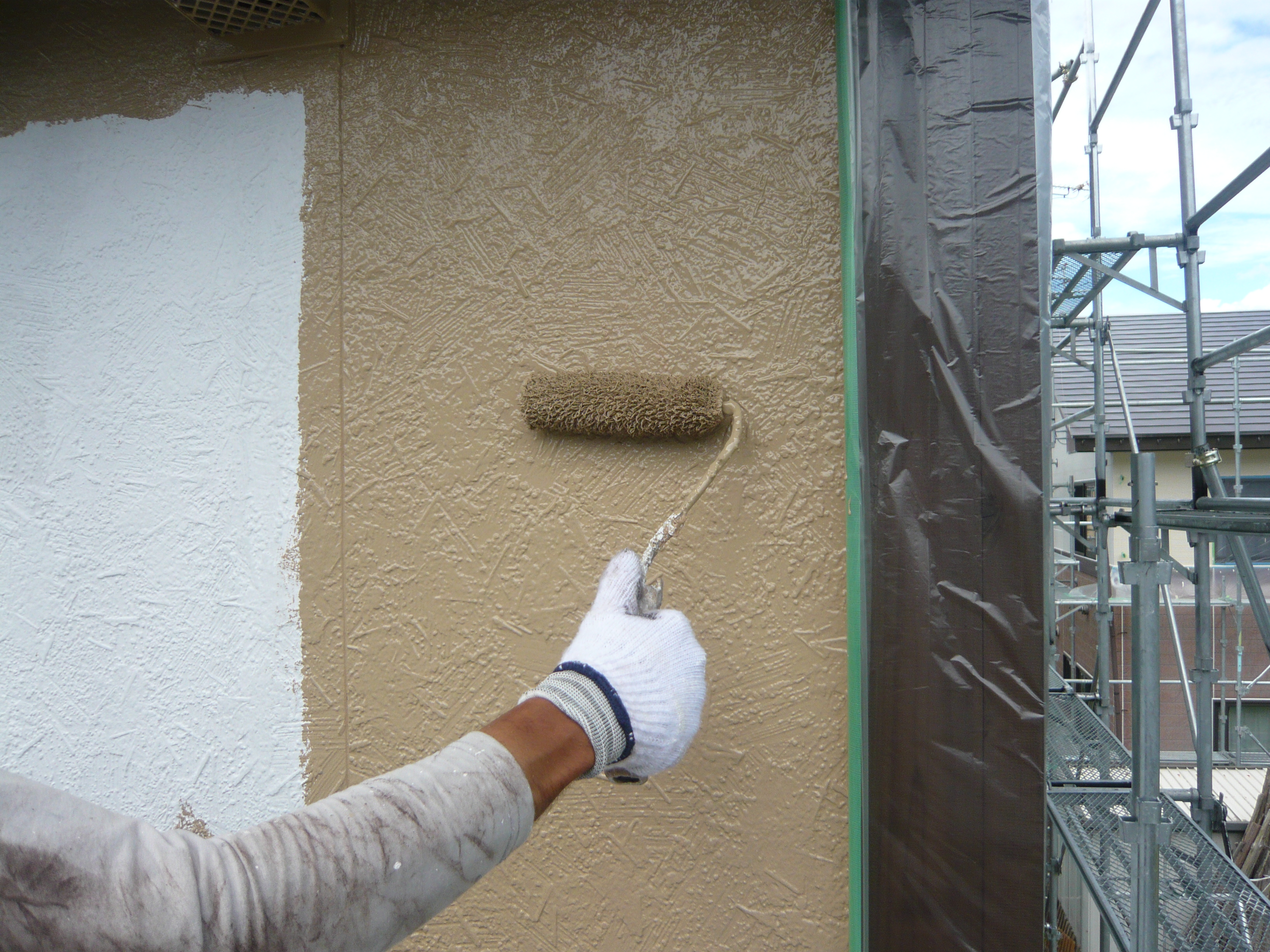 外壁屋根の塗装工事施工中（秋田市河辺）