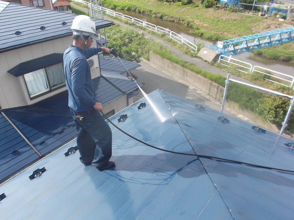 屋根破風の塗装工事完工(秋田市大住)